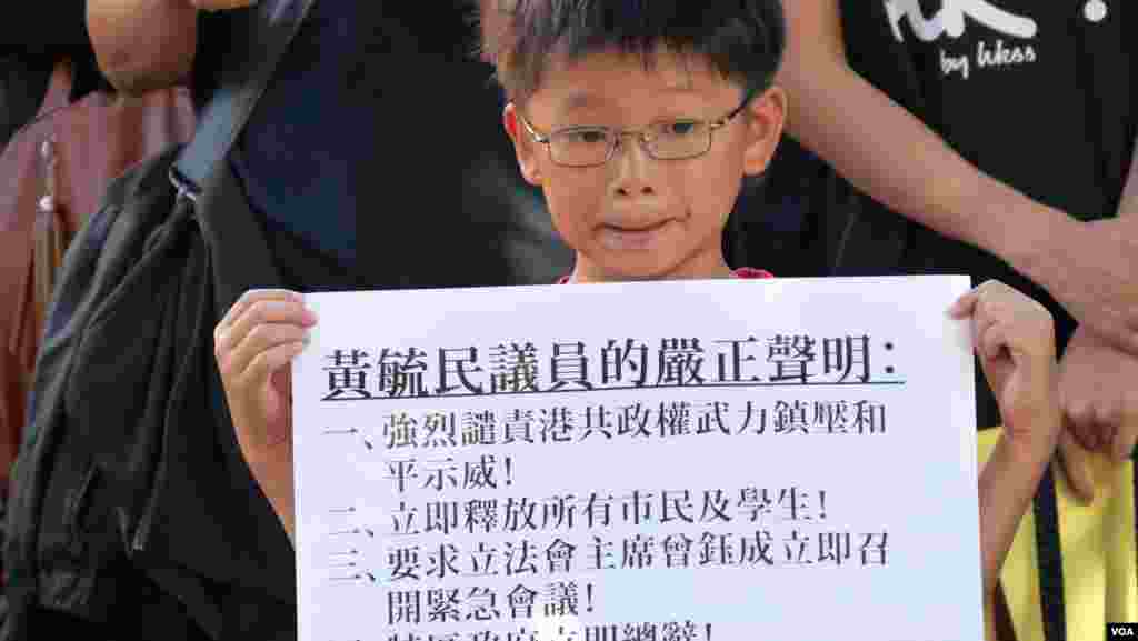 香港议员的谴责声明（美国之音国符拍摄）