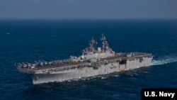 资料照片：美国海军“埃塞克斯”号两栖攻击舰2021年11月13日通过阿拉伯湾。(美国海军照片)