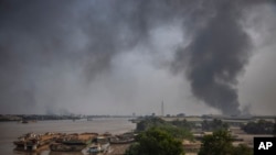 资料照片：缅甸仰光郊区莱达雅镇工业区的中资工厂被纵火后冒出的滚滚黑烟。(2021年3月14日)