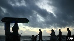 Sejumlah warga tampak berjalan-jalan di Pantai Galle Face di Colombo, Sri Lanka, pada 24 September 2024. (Foto: AFP/Idrees Mohammed)