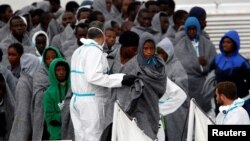 2016年11月16日移民在意大利卡塔尼亚港口上岸。