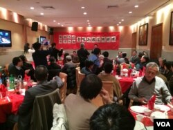 纽约的民运人士、知识界人士数十人欢送贡嘎扎西（美国之音 方冰拍摄）