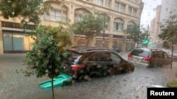 Kendaraan terjebak banjir akibat hujan lebat di New Orleans, Louisiana, 10 Juli 2019. (Foto: medsos).