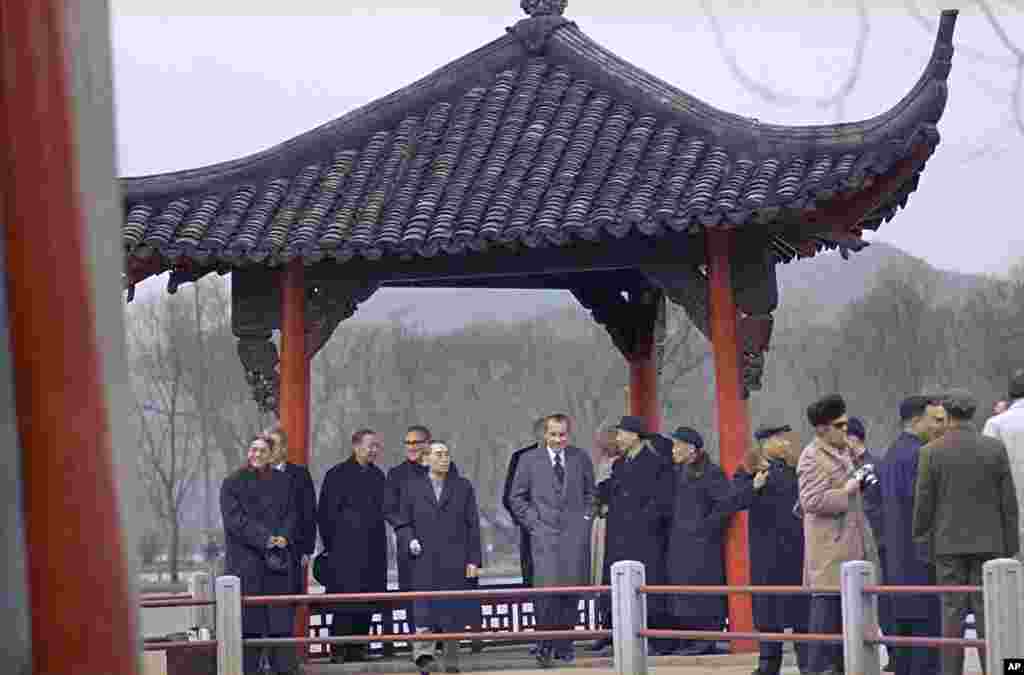 1972年2月26日中国总理周恩来陪美国总统尼克松游览杭州西湖。据报道， 在尼克松到来前，东海舰队的20人来到西湖，来回两次扫雷，没发现湖底有危险物；为了避开尼克松的西湖行，杭州安排学校和单位延迟下课或下班。