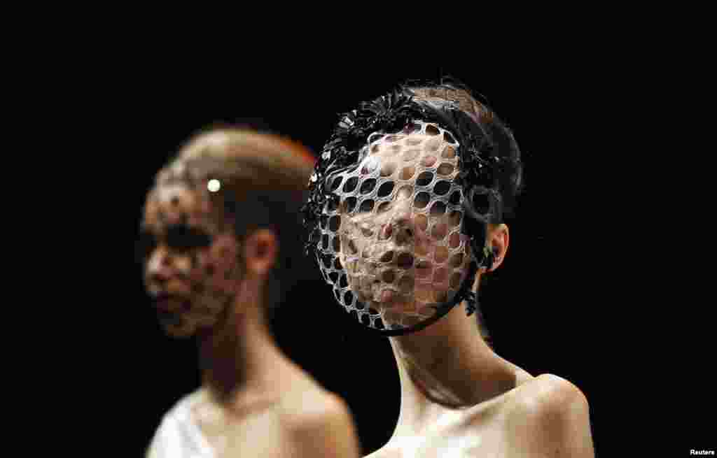 Dua orang model menampilkan kreasi perancang Costarella Aurelio selama pameran mode di kota Sydney Australia.