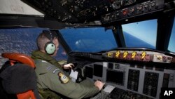 11일 실종된 말레이시아 여객기 수색대가 인도양 위를 날고 있다. 