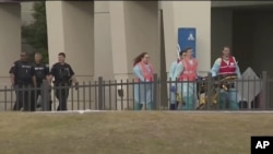 WEAR-TV提供的视频截图显示佛罗里达州彭萨科拉海军航空基地附近的紧急响应人员。(2019年12月6日)