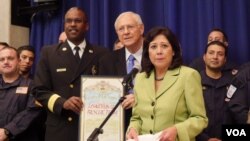 县政委员颁发表扬状（美国之音国符拍摄）