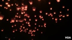 天灯带着施放者的心愿升起（2016年2月22日，美国之音萧洵拍摄）