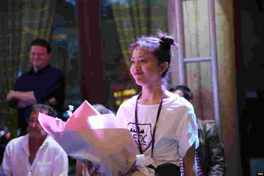 យុវតី​ សេង សុវណ្ណរចនា អ្នកច្នៃ​ម៉ូត​ជាប់​លេខ​មួយ​ក្នុង​កម្មវិធី​ការបង្ហាញម៉ូត Fashion Function លើកទីបី នៅ​ល្ងាច​ថ្ងៃ​ទី​១០ ខែសីហា ឆ្នាំ​២០១៩។ (កាន់ វិច្ឆិកា/VOA) 