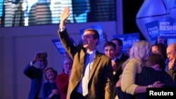 Državni tužilac Kentakija Endi Bešir reaguje na izborne rezultate tokom skupa u Luivilu (Foto: Reuters/Harrison McClary)