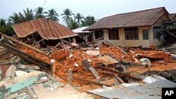 ငလျင်ဒဏ်ကြောင့် အဆောက်အဦးများ ပြိုကျ ပျက်စီးနေစဉ်။ မတ် ၂၅၊ ၂၀၁၁။