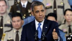 Presiden Barack Obama memberikan pidato mengenai proposal soal kontrol kepemilikan senjata di depan para polisi di Minneapolis, negara bagian Minnesota, Senin (4/2). 