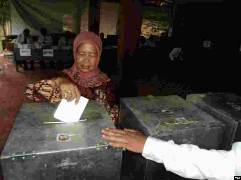 Ibu Jokowi, Sujiatmi, mencoblos surat suara Pemilu di TPS 22 Manahan Solo, 9 April 2014 (Foto: VOA/Yudha)