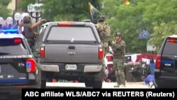 4일 미국 시카고에서 발생한 총기 난사 사건 현장 주변을 무장한 경찰들이 통제하고 있다.