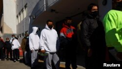 Di dân xếp hàng rời Mỹ sang Mexico sau khi bị trục xuất qua cầu biên giới quốc tế Paso del Norte, chụp từ Ciudad Juarez, Mexico, ngày 23 tháng 1 năm 2025.