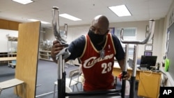 印第安纳波利斯的一所小学里，校工在打扫教室。印第安纳州的学校最早在7月底返校。
