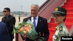 2018年6月26日，时任美国国防部长吉姆·马蒂斯（Jim Mattis）抵达中国北京机场时接受中国军人献花。 （路透社照片）