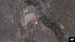 Gambar satelit yang dirilis oleh GeoEye ini menunjukkan kegiatan di sekitar pusat pengujian nuklir Korea Utara, Punggye-ri, 18 April 2012 (FOto: dok). 