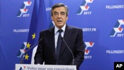 Mantan PM Perancis Francois Fillon memberikan pidato di markas kampanyenya di Paris, Minggu (20/11).
