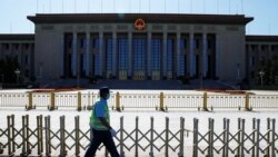 一名保安走过北京天安门广场。（2020年5月19日）