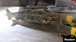 约旦皇家空军在2月5日空袭叙利亚境内的伊斯兰国武装分子前，战机携带的炸弹上写着“英雄飞行员、烈士卡萨斯贝”。