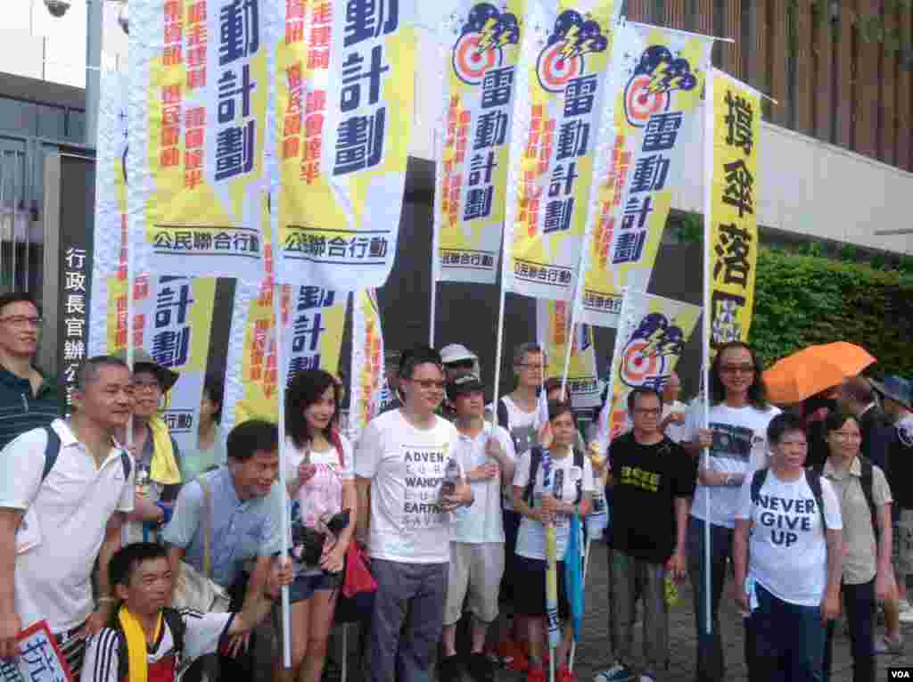 香港泛民举行抗议选举政治筛选游行 (美国之音海彦拍摄)