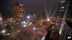 数以万计的人在韩国首都首尔市中心示威，要求总统朴槿惠辞职（2016年11月5日）