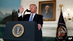 美国总统川普在白宫外交接待室介绍他的亚洲之行。（2017年11月15日）