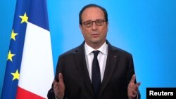 Presiden Perancis Francois Hollande dalam pidato yang disiarkan televisi dari Istana Elysee Palace di Paris (1/12). 