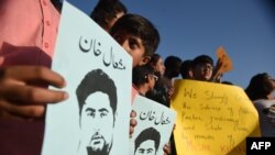 په کال ٢٠١٧ کې د مردان په عبدالولي خان یونیورسټۍ کې قهرجنو خلکو د صحافت د څانگې زدکونکی مشال خان د مذهب د سپکاوي په سر ووژلو. وروسته پولیس وویل په مشال خان لگول شوي الزامات بې ځایه وو