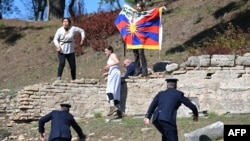 示威者在希腊奥运圣火点燃仪式上抗议北京举行冬奥会。（2021年10月18日）