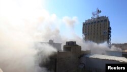 Asap mengepul dari lokasi serangan bom di dekat lapangan Khullani di Baghdad, Irak (5/2).