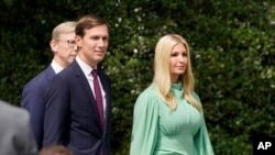 جرد کوشنر در کنار ایوانکا ترامپ در مراسم امضای «پیمان ابراهیم» در کاخ سفید - سپتامبر ۲۰۲۰