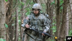 101 空降师女兵莎拉罗德里格兹正穿越树林接受战场医务证书测试