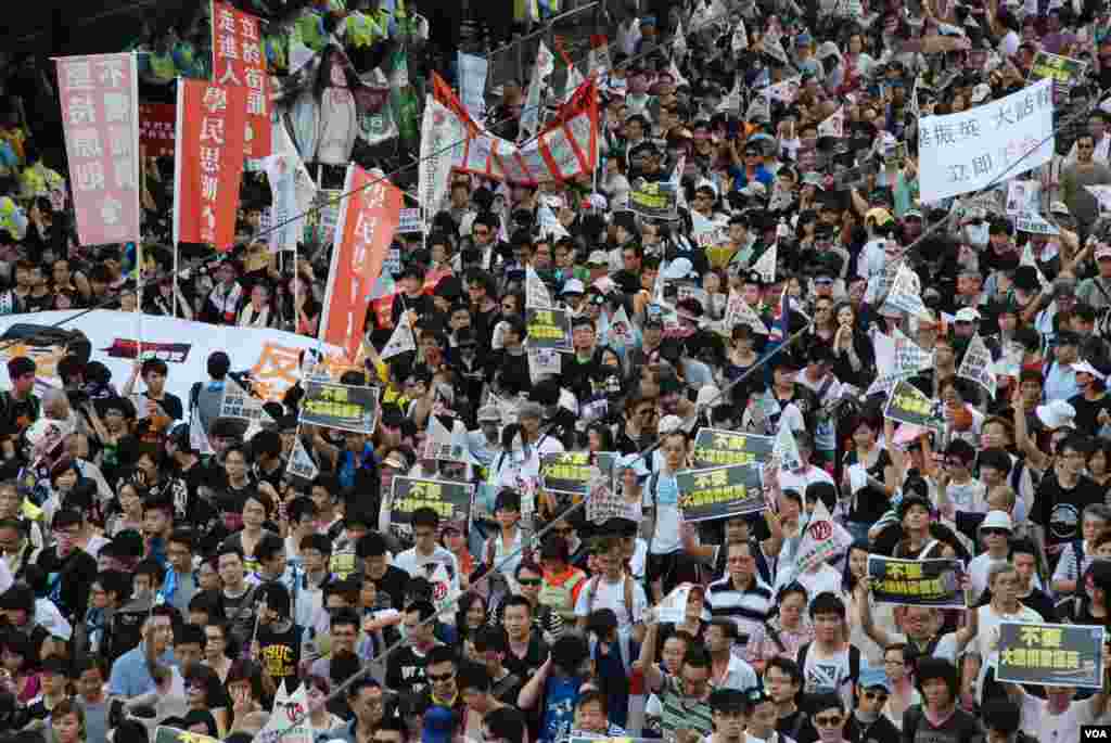 Pro-democracy groups estimate more than 400 thousand people took part in Hong Kong&rsquo;s July 1st protest parades, the 3rd highest since 2003 and 2004. 