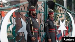 La cérémonie pour ramener le drapeau à Wagah près de Lahore, site d'un terrible attentat dimanche (Reuters)