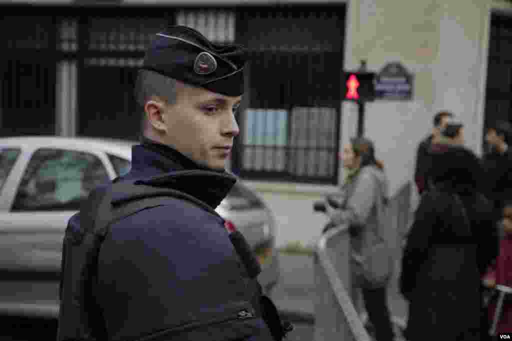 ماموران نظامی و پلیس در پاریس حفظ نظم و امنیت شهر را برعهده دارند. عکس: خبرنگار بخش فارسی صدای آمریکا در پاریس &nbsp;