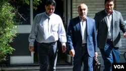 آقای براتلو (نفر وسط) پیشتر رئیس ستاد انتخابات در استانداری تهران بود.