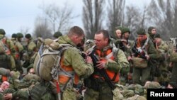 俄罗斯空降兵部队在亚速海的塔甘罗格港进行的演习期间准备登上伊尔-76运输机。(2021年4月22日)