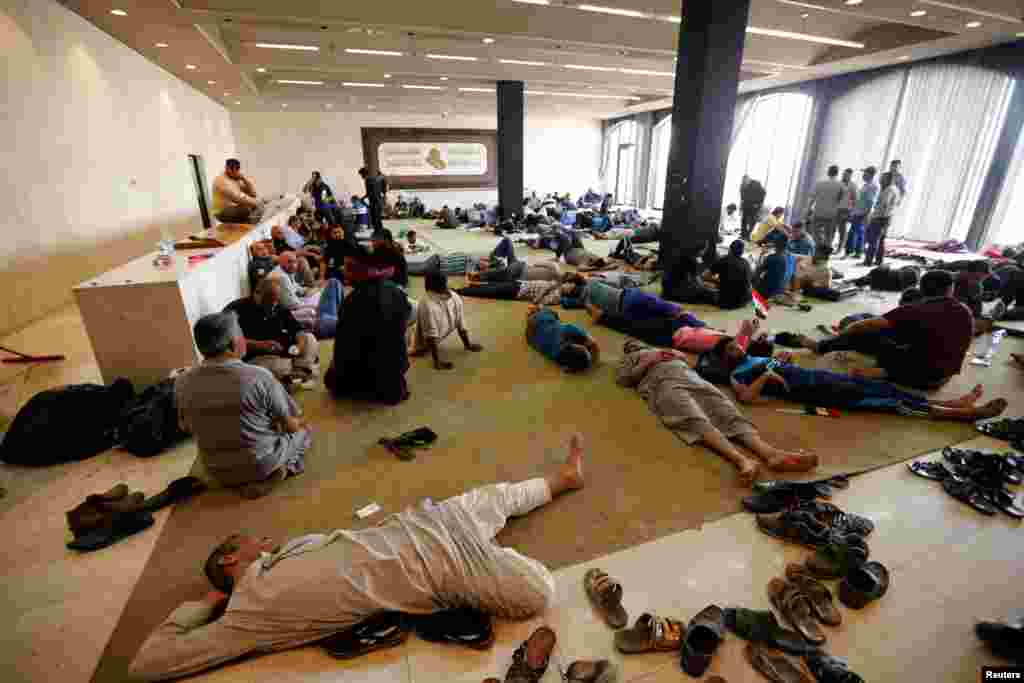 معترضان حامی مقتدی صدر در &quot;منطقه سبز&quot; بغداد. استراحت معترضان.