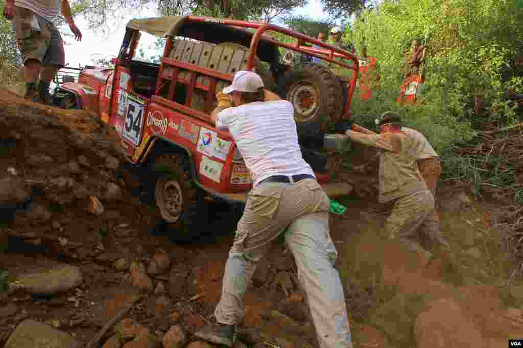Members of the Danish team, Car 54, pushing their car out of the &quot;Gauntlet&quot;, June 2, 2012. (VOA/Jill Craig)
