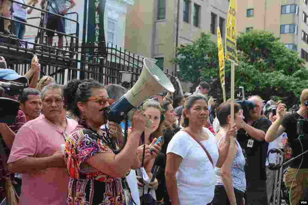 支持重新建交的古巴裔民众 (美国之音杨晨拍摄)