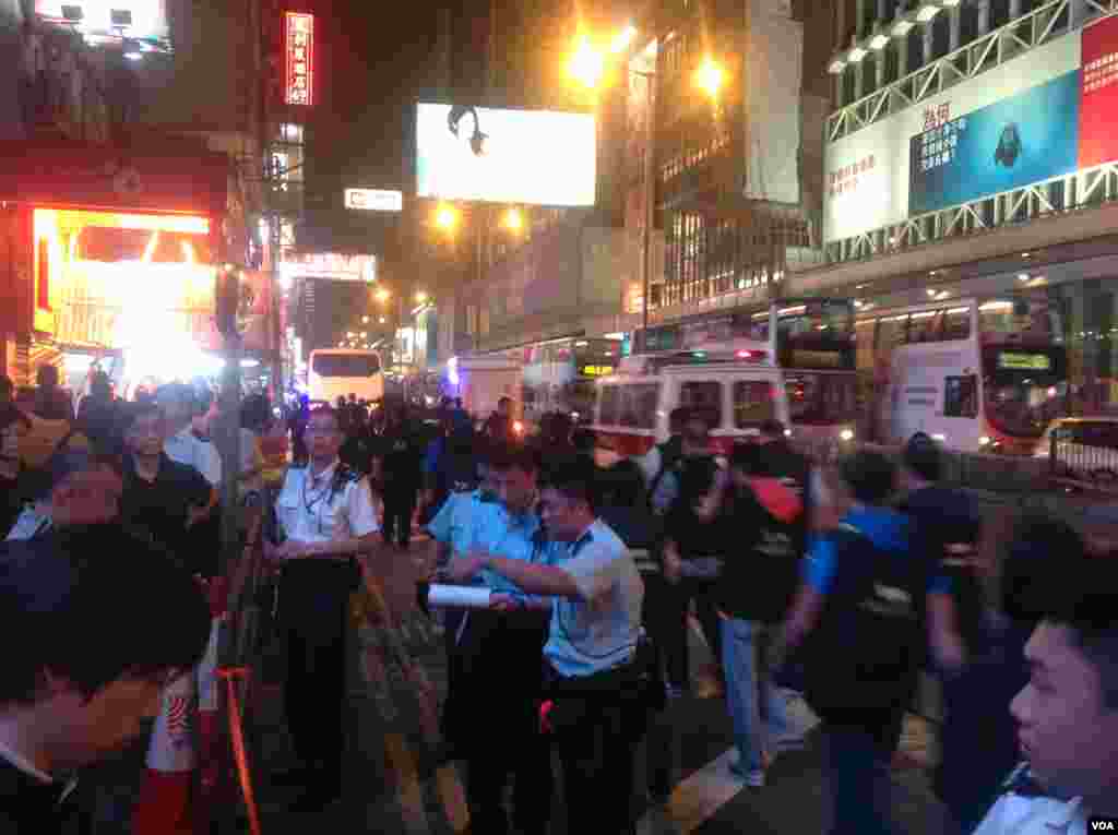 大批市民连续第二晚在旺角与警方“巷战” （美国之音海彦拍摄 ）