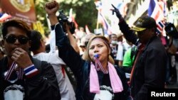 태국 반정부 시위대가 4일 경찰청 주변에서 시위를 벌이고 있다.