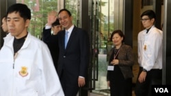 国民党总统候选人朱立伦在演说结束后步出饭店 (照片来源：美国之音李逸华拍摄)