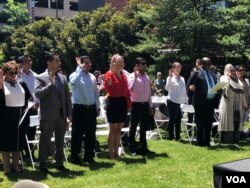 Kelly Oliveira, during her naturalization ceremony in Baltimore, Maryland. (Photo: A. Barros / VOA)