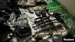 2023年11月16日发布的这张图片显示以色列军队所说的加沙城沙蒂难民营发现的武器和设备。（Israel Defense Forces/Handout via REUTERS） 