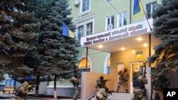 우크라이나 동부 도시 슬라뱐스크에서 경찰서를 장악한 친러시아계 무장세력.