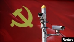 以党旗为背景的监测摄像头(资料照)